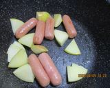 リンゴとウィンナ炒め物作り方1写真