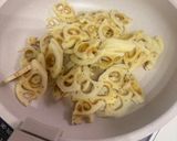 蓮根と豆苗の炒め物作り方1写真