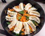 冷凍餃子と野菜で簡単！旨辛キムチ餃子鍋作り方5写真