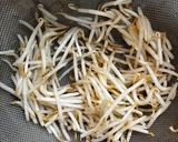 鶏もも肉ともやしとニラの味噌汁　ダシが利いてるよ作り方2写真