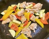 鶏肉と夏野菜のハーブソルト炒め作り方4写真