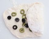 簡単手作り【STAUB焼きオリーブパン】作り方7写真