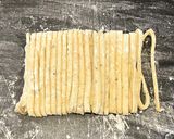 チャーハンと小麦粉を練り合わせて作るうどんの麺作り方11写真
