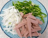 魚ニソとピーマンと玉ねぎのナポリタン炒め作り方1写真