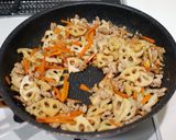 定番美味しい！蓮根と豚ひき肉のきんぴら作り方3写真