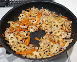 定番美味しい！蓮根と豚ひき肉のきんぴら作り方3写真