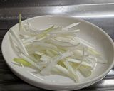 鶏ハムと白髪ねぎ☆ピリ辛大人の冷やし中華作り方1写真