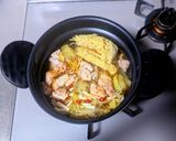 鶏もも肉とレタスの旨辛オイル鍋作り方4写真