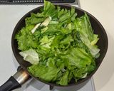 レタスの外葉♪鶏ささみとニンニク生姜の青菜炒め作り方7写真