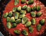 手羽元と芽キャベツニンニクトマト煮込み作り方4写真