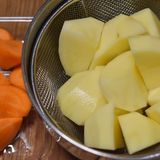 家庭料理の定番♪豚ひき肉とじゃがいもの煮物作り方1写真
