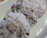 雑穀米でおにぎり(ゆかり&ごま入り)作り方4写真