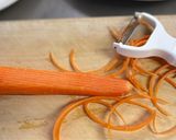 お鍋の野菜にピーラーで！人参そうめん作り方3写真