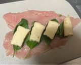 鶏胸肉のスモークチーズカプレーゼ風🧀🍅🌿作り方2写真