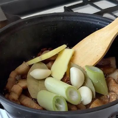 台湾滷肉飯｜氷砂糖と香辛料で作るルーローハン：工程4