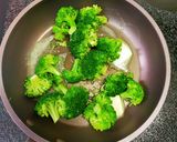 ズワイ蟹とブロッコリーのバター炒め作り方3写真