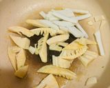 筍と春菊とかまぼこの炒め物作り方3写真