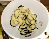 冷凍海老焼売とセロリの葉でアジアン風一品作り方1写真