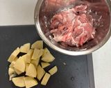 豚こまとじゃがいものガリバタ味噌炒め作り方1写真
