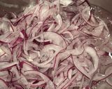 赤玉ねぎとＸO醬入豚肉の　サラダ作り方1写真