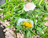 超簡単☆豚こまニラ玉味噌炒め！作り方4写真