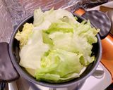 夕飯にもピッタリ！豚バラとレタスの豆乳鍋作り方6写真