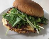 はみ出すパテ！鶏胸肉のヘルシーバーガー作り方4写真