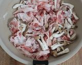【豚肉ときのこのガリバタ醤油炒め】作り方2写真
