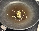【節約レシピ】豆苗とかにかまのササッと炒め♪作り方2写真
