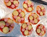 子どもが喜ぶ★余った餃子の皮でミニピザ♪作り方3写真