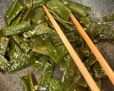 茎わかめのニンニクめんつゆ炒め。手がとまらない😋作り方3写真