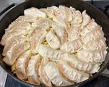 すき焼き風に！餃子鉄鍋作り方4写真