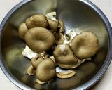 霜降りひらたけと鶏もも肉のデミ風煮込み作り方3写真