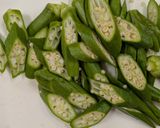 バジルとトマトとオクラのチキンソテー作り方1写真