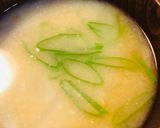 削り節味噌汁●薄切り新玉ネギの味噌汁作り方2写真