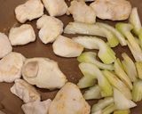 鶏むね肉とセロリの香ばしごまガーリック作り方3写真
