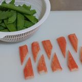 ✤絹さやとカニカマの中華風炒め✤作り方1写真