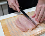 やわらか鶏むね肉とさつまいもの黒酢炒め作り方2写真