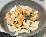 鶏もも肉🐓と玉ねぎ🧅の甘辛照り焼き😃作り方2写真