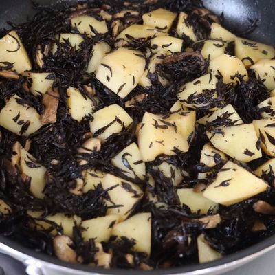 ワンパン◎新じゃがとひじきと椎茸の煮物 by 杉山かふん