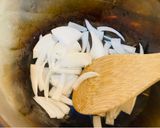 サツマイモのお味噌汁　炒め玉ねぎ出汁作り方2写真