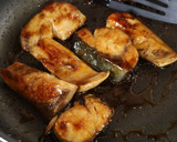 ご飯が進む♪ぶりのはちみつ生姜照り焼き作り方4写真