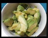 アボカド塩ごま油あえ作り方1写真