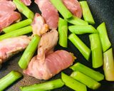 シンプル肉炒め●豚肉とアスパラの出汁炒め作り方1写真