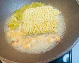 🦐エビ殻出汁で🦐エビマヨ袋麺焼きそば作り方3写真