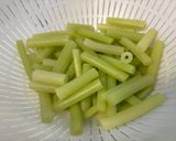 ふきと油揚げとこんにゃくのピリ辛炒め煮。作り方1写真
