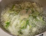 白菜ボロボロ葉と玉ねぎ、溶き卵の味噌汁作り方2写真