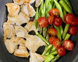 鶏肉とアスパラガスとトマトの蒸し焼き作り方4写真