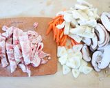 どんどん加えて【豚椎茸の炊き込み塩麹ご飯作り方1写真