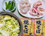 簡単ランチ！イカと海老とエンドウの焼そば作り方1写真